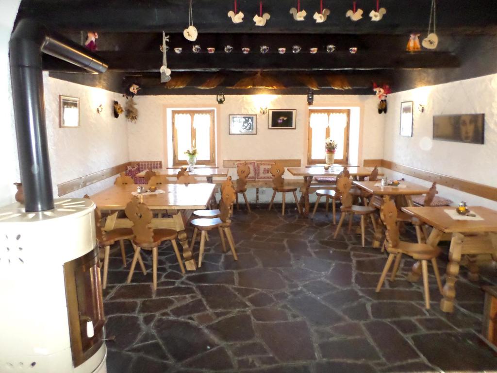 Restoran või mõni muu söögikoht majutusasutuses Rifugio Rinfreddo