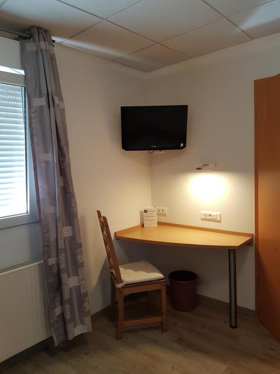 TV a/nebo společenská místnost v ubytování Hôtel Des Bois