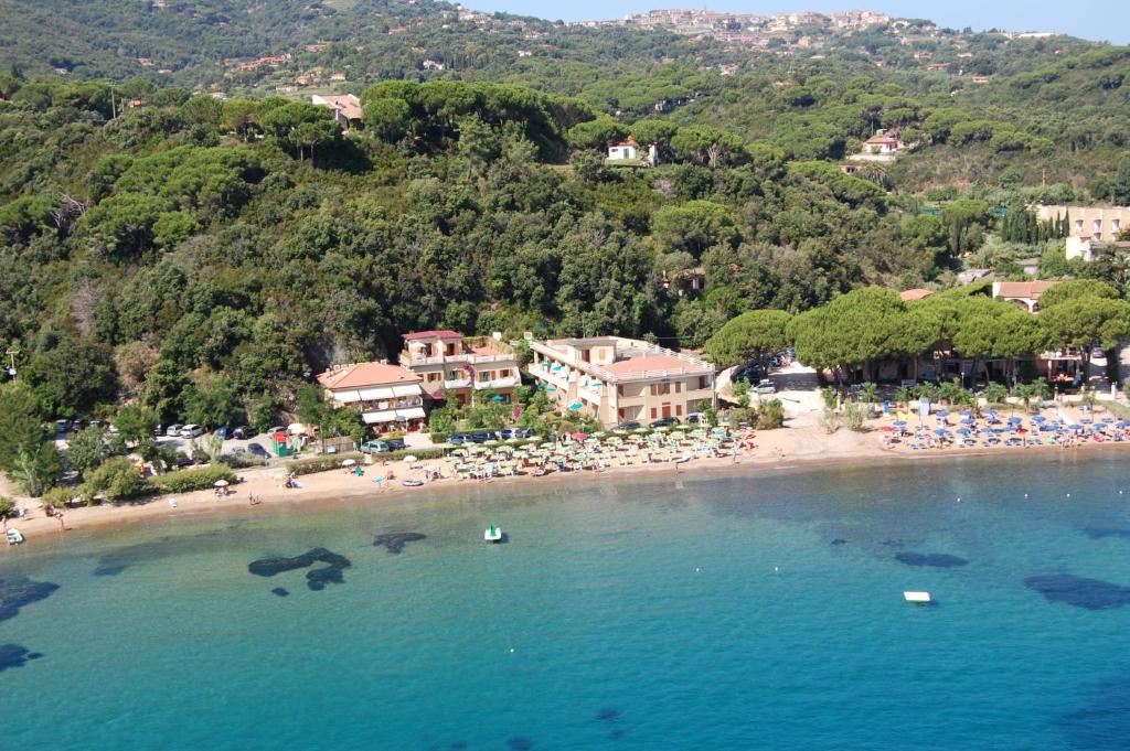 - une vue aérienne sur une plage avec des personnes dans l'eau dans l'établissement Residence Le Acacie, à Capoliveri