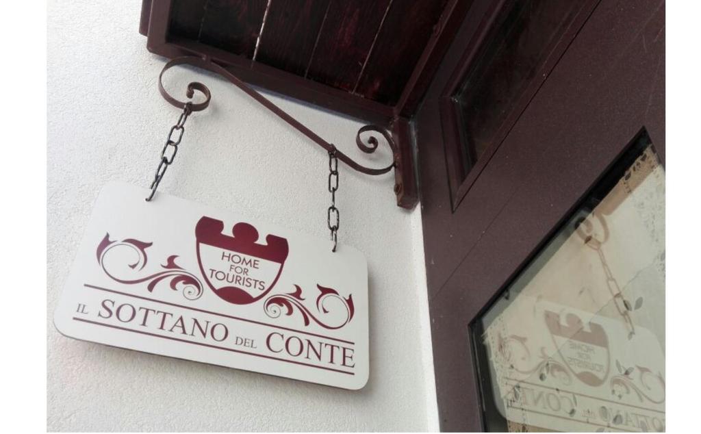 コンヴェルサーノにあるIl Sottano del Conteの壁掛けの看板