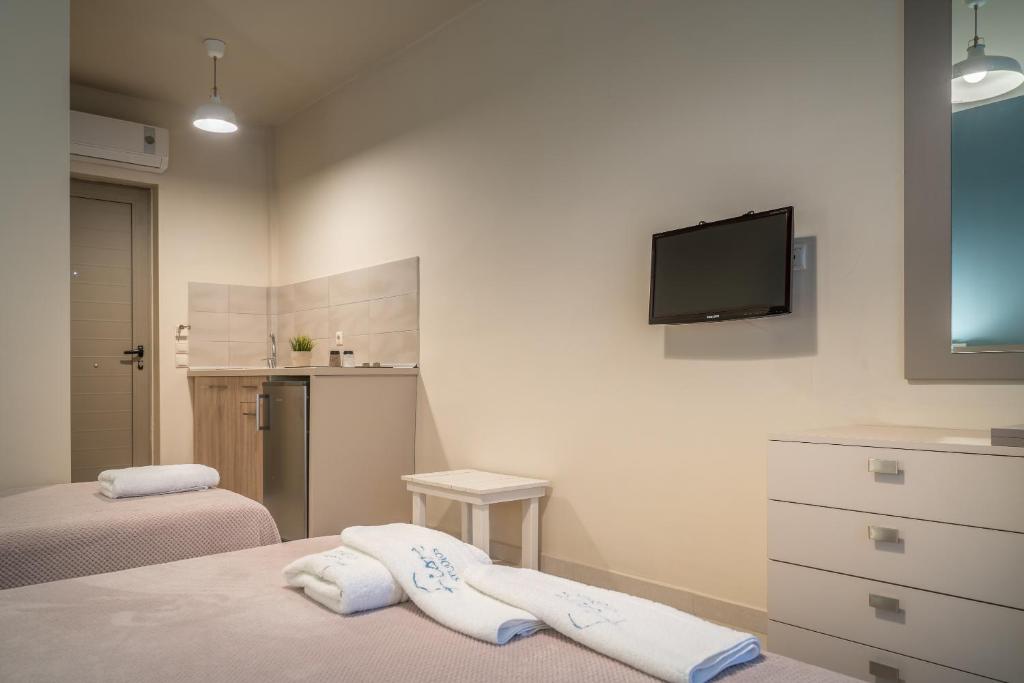 A bed or beds in a room at Fiore Beach Studios