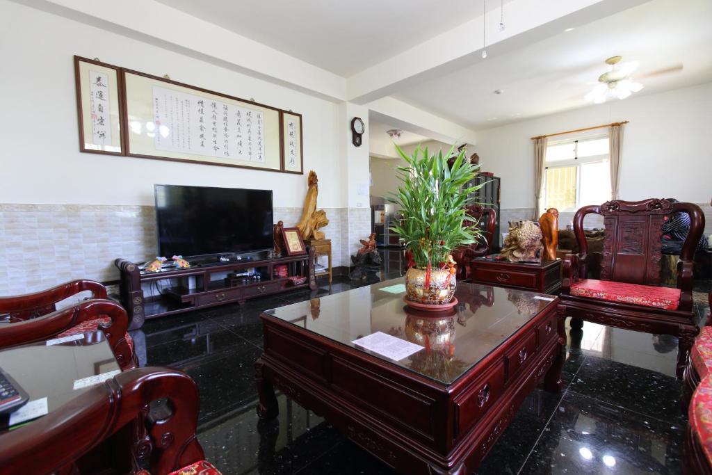a living room with a coffee table and a tv at Kimdawn Homestay in Jinsha