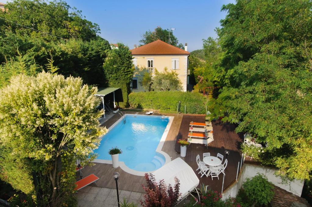 an overhead view of a swimming pool in a backyard at B&B Villa Le Terrazze in Mondaino