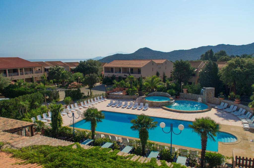 una vista aérea de un complejo con 2 piscinas en Hôtel et Résidence Benista, en Monticello