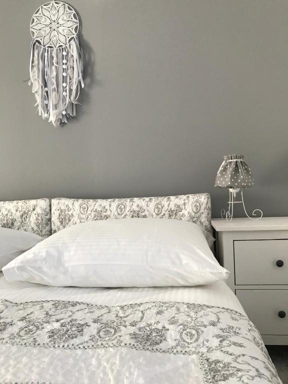 a bedroom with a bed and a lamp on a dresser at U Macieja z kortem tenisowym in Kłodzko