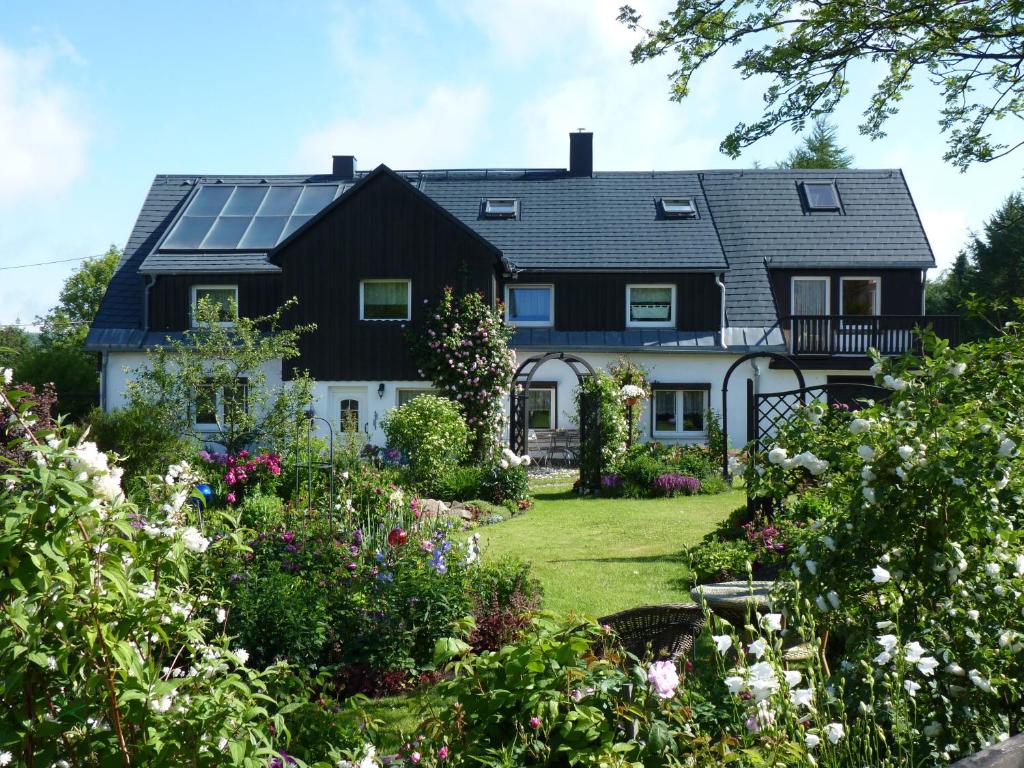 ein Haus mit Sonnenkollektoren auf dem Dach in der Unterkunft Ferienwohnung-Kubis in Kurort Altenberg