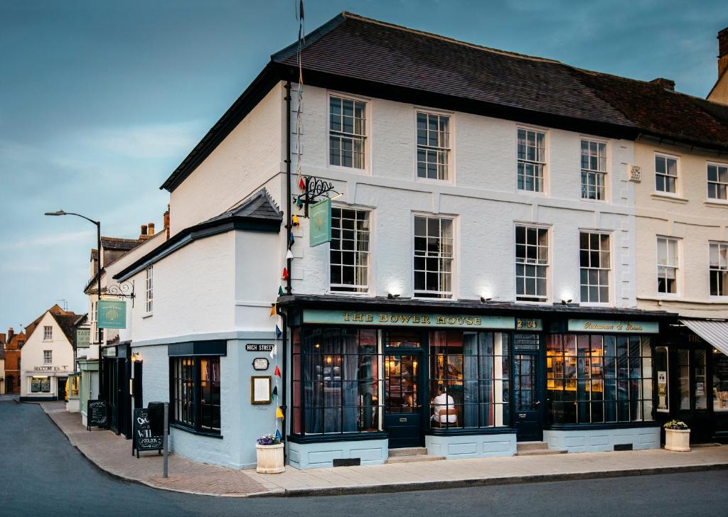 um grande edifício branco na esquina de uma rua em The Bower House, Restaurant & Rooms em Shipston on Stour