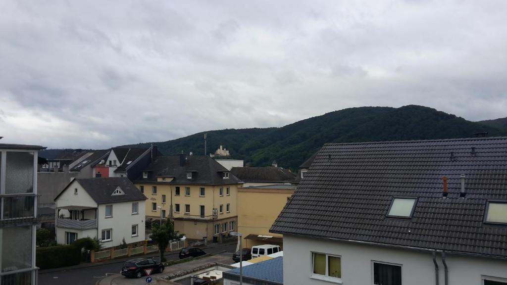 eine Stadt mit Häusern und Bergen im Hintergrund in der Unterkunft Ferienwohnung Claudia & Dino in Lahnstein