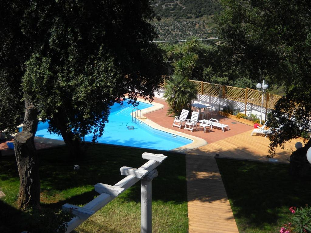 einen Blick über den Pool in einem Resort in der Unterkunft Villa Giove in Terracina