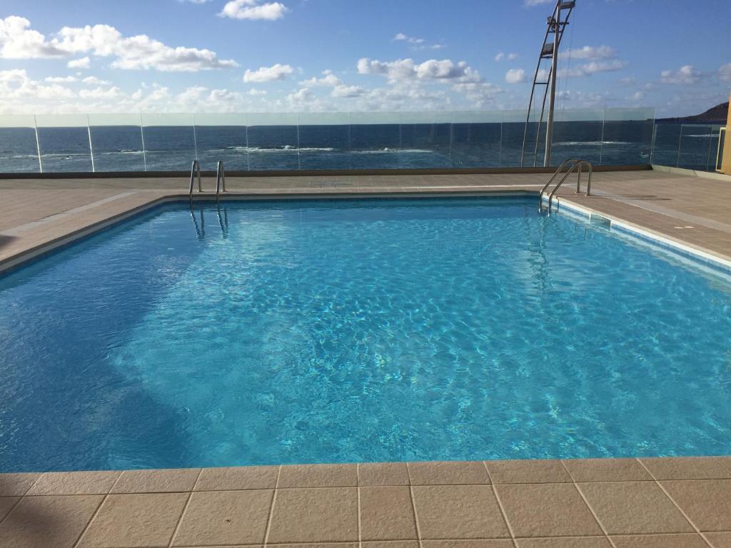 Bazén v ubytovaní Piso con piscina y garaje en la Playa de Las Canteras alebo v jeho blízkosti