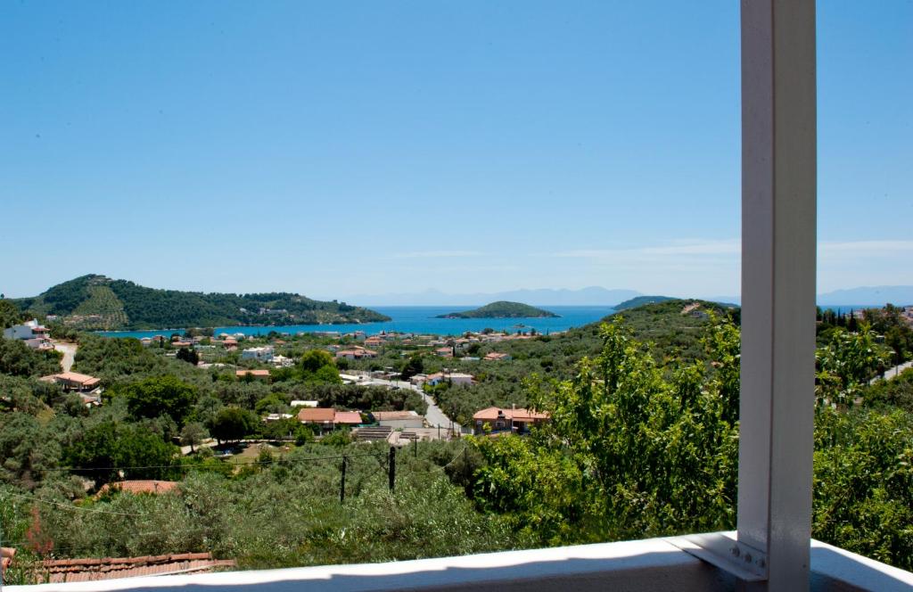 スキアトスタウンにあるCamelia studios Skiathos Townの窓から町と海の景色を望めます。