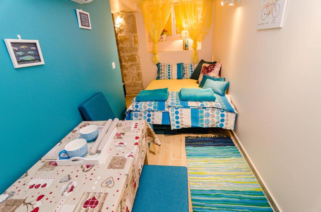 - une petite chambre avec 2 lits et une aire de jeux dans l'établissement Apartment Turquoise, à Zadar