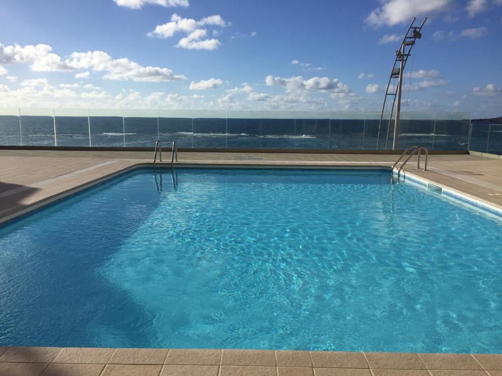 Bazén v ubytovaní Piso con piscina y garaje en la Playa de Las Canteras alebo v jeho blízkosti