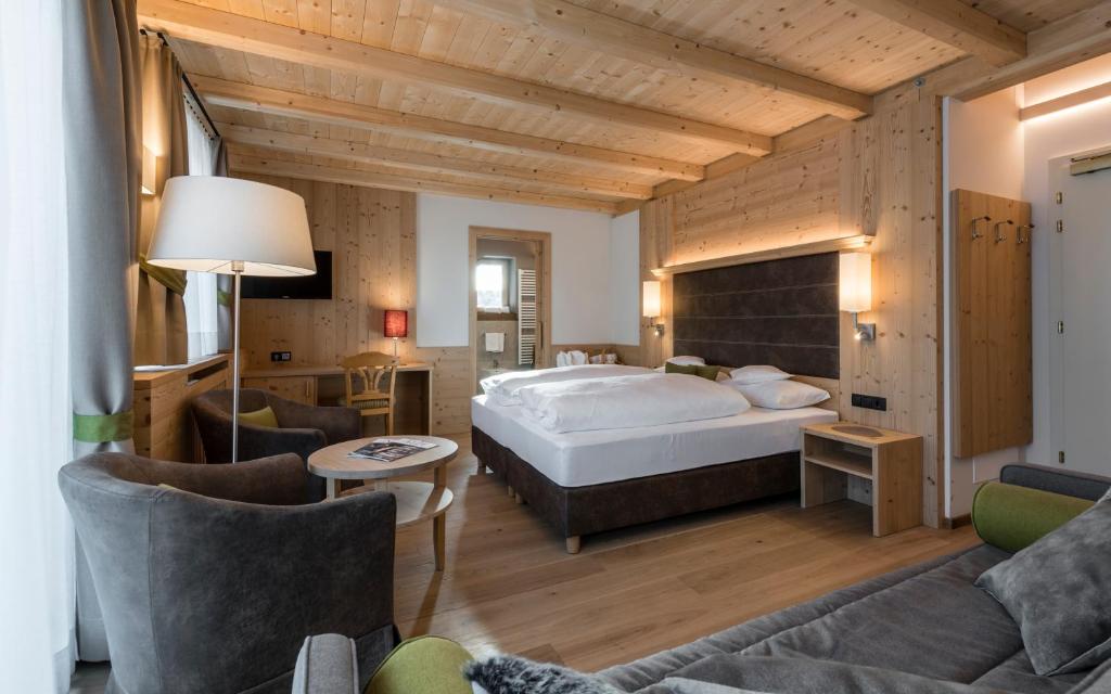 Postel nebo postele na pokoji v ubytování Hotel Villa Kastelruth