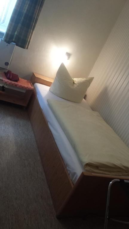Postel nebo postele na pokoji v ubytování Hotel Krone Rüdesheim