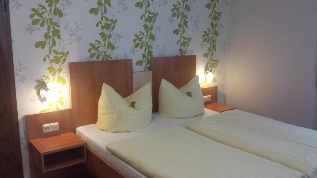 Postel nebo postele na pokoji v ubytování Hotel Krone Rüdesheim