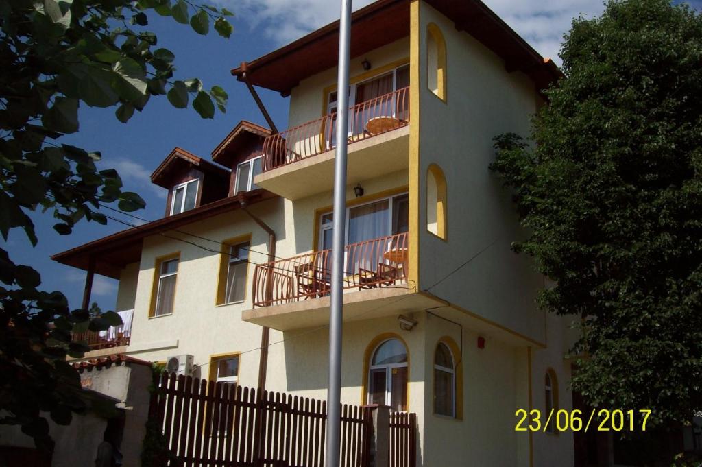 - un bâtiment avec des balcons sur le côté dans l'établissement Guest House Gergevana, à Velingrad