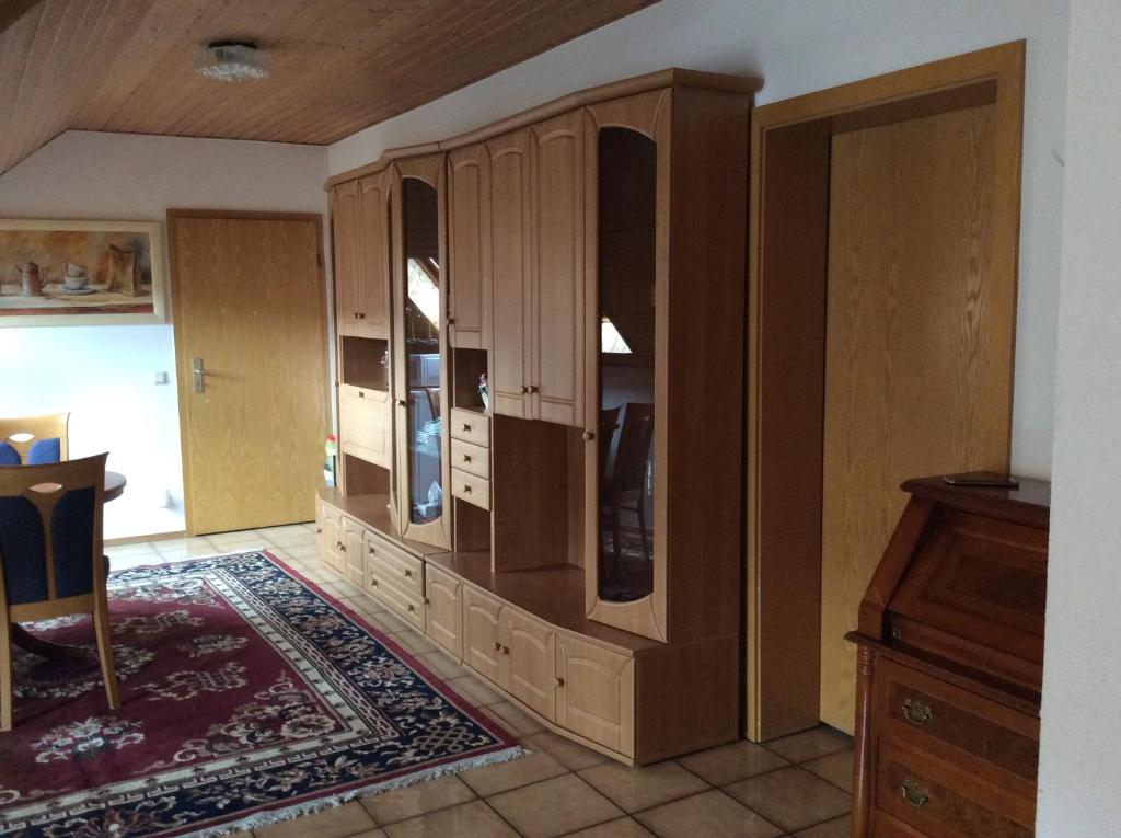 Mountain View Rooms في Kindsbach: غرفة معيشة مع خزانة خشبية كبيرة