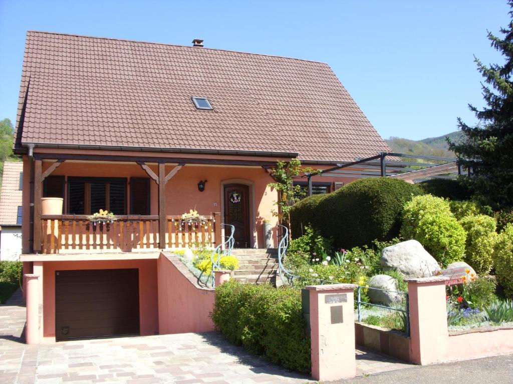 a small house with a deck and a garden at Marcia Donatti - A l'Ombre des Coteaux Sao Paulo in Kaysersberg