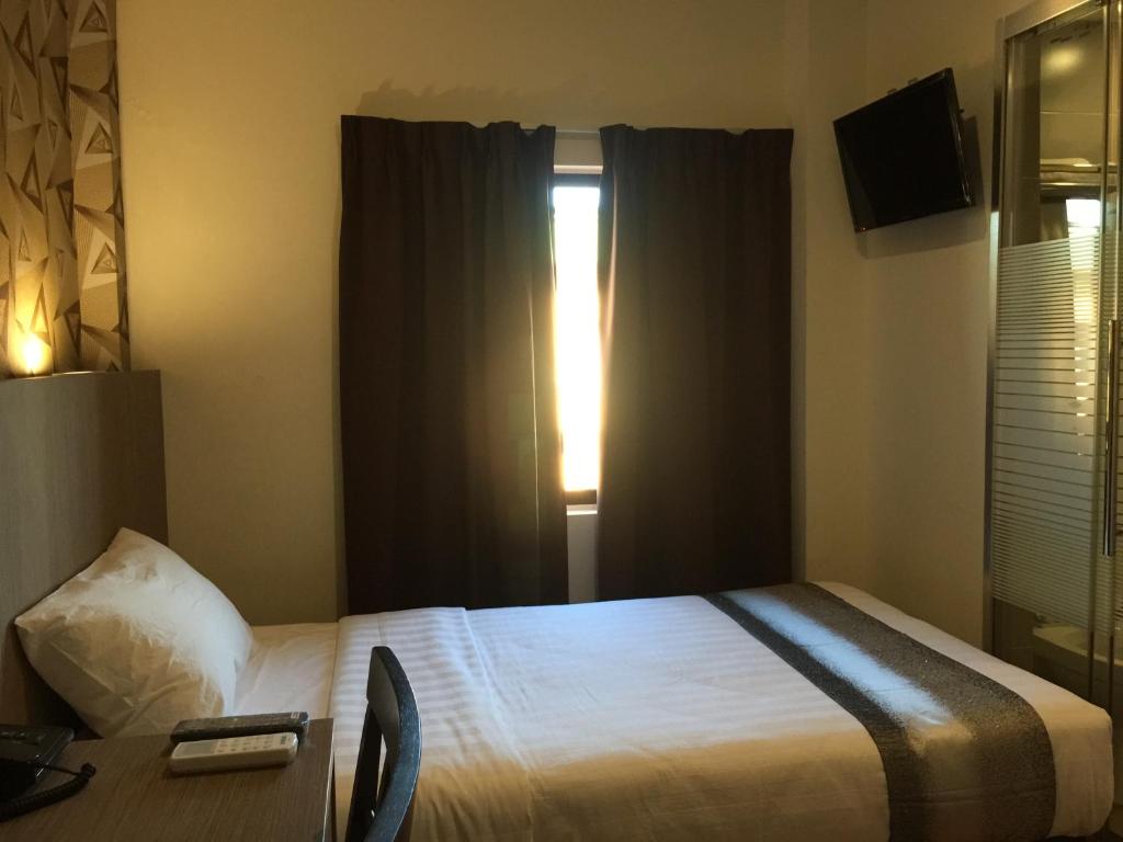 Postel nebo postele na pokoji v ubytování Check Inn Hotel Tawau