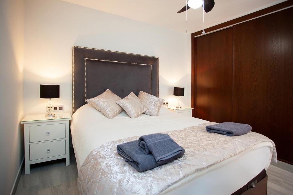 a bedroom with a large bed with two towels on it at Apartamento Vadim in Ardales