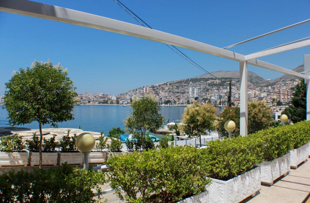 einen Balkon mit Blick auf das Wasser in der Unterkunft Hotel MS in Sarandë