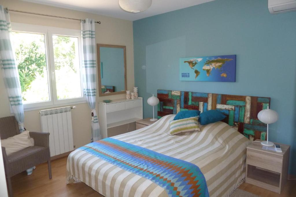 1 dormitorio con 1 cama grande y paredes azules en Villa Hibiscus, en Antibes