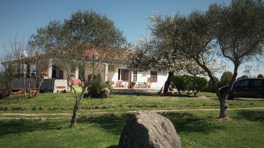 La Nepitella في Monterosi: منزل أمامه صخرة