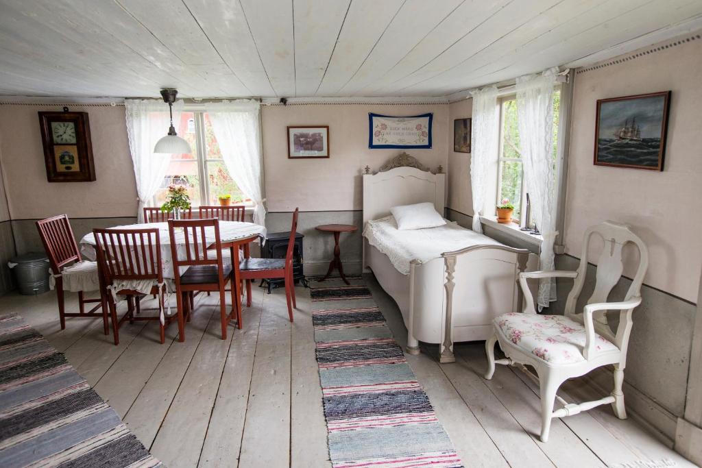Habitación con mesa, sillas y comedor. en Thorstorps Gård B&B, en Söderköping