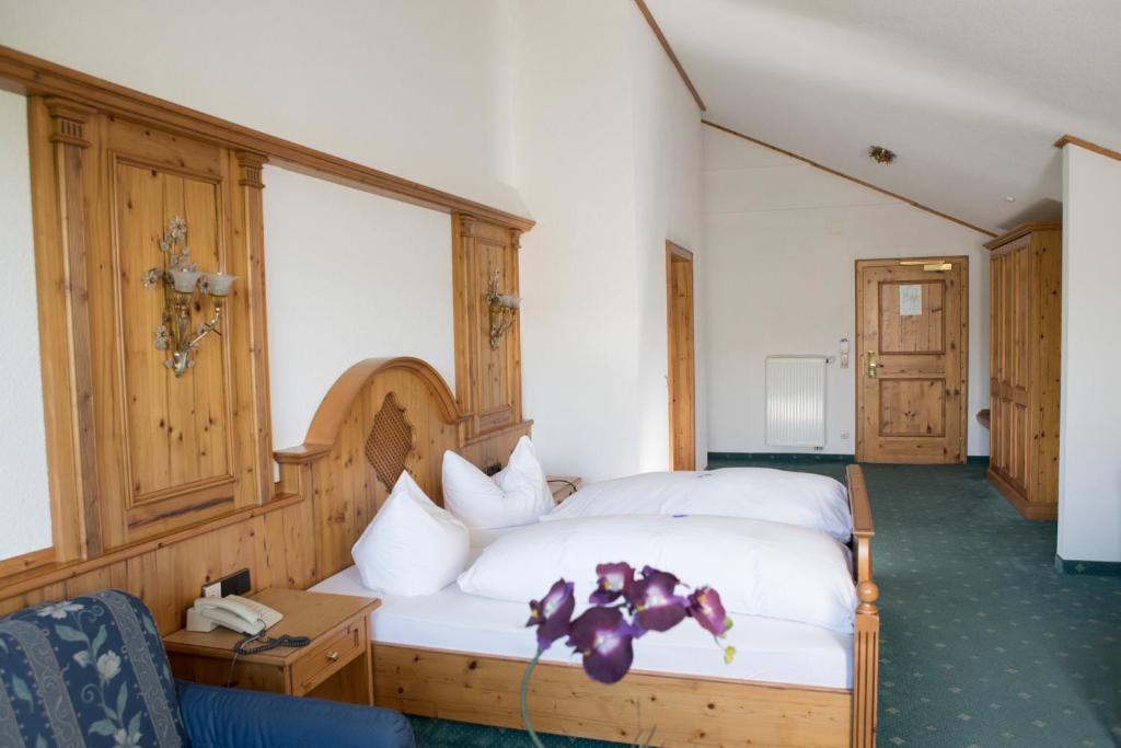 Postel nebo postele na pokoji v ubytování Hotel-Restaurant Kreuzberghof Tagungs- und Veranstaltungshotel