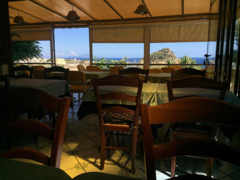 Reštaurácia alebo iné gastronomické zariadenie v ubytovaní Albergo Villa Mario