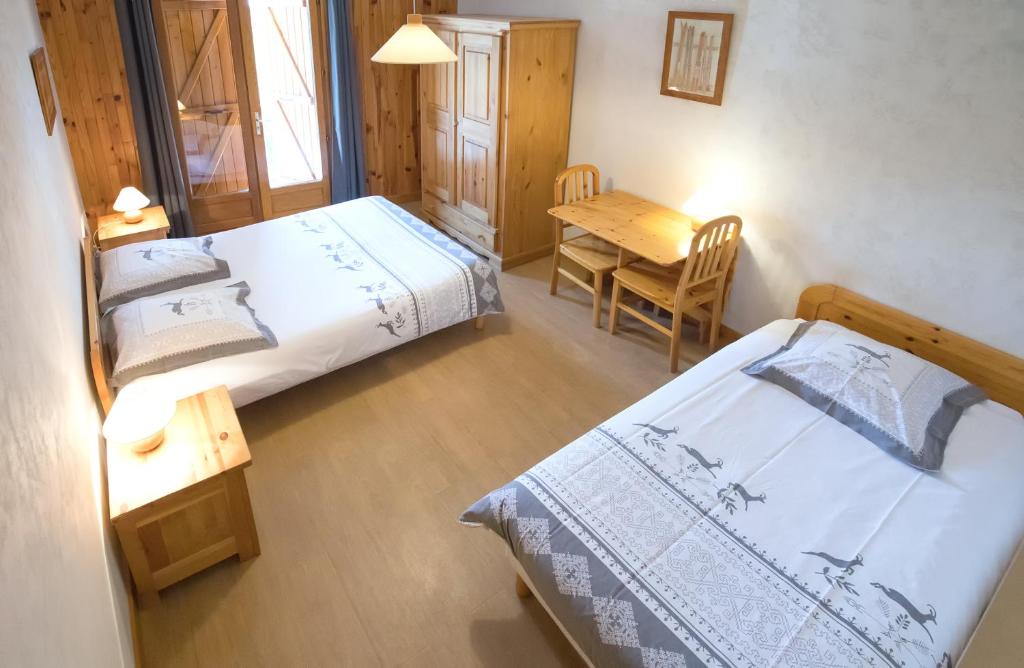 Postel nebo postele na pokoji v ubytování La Roche du Croue