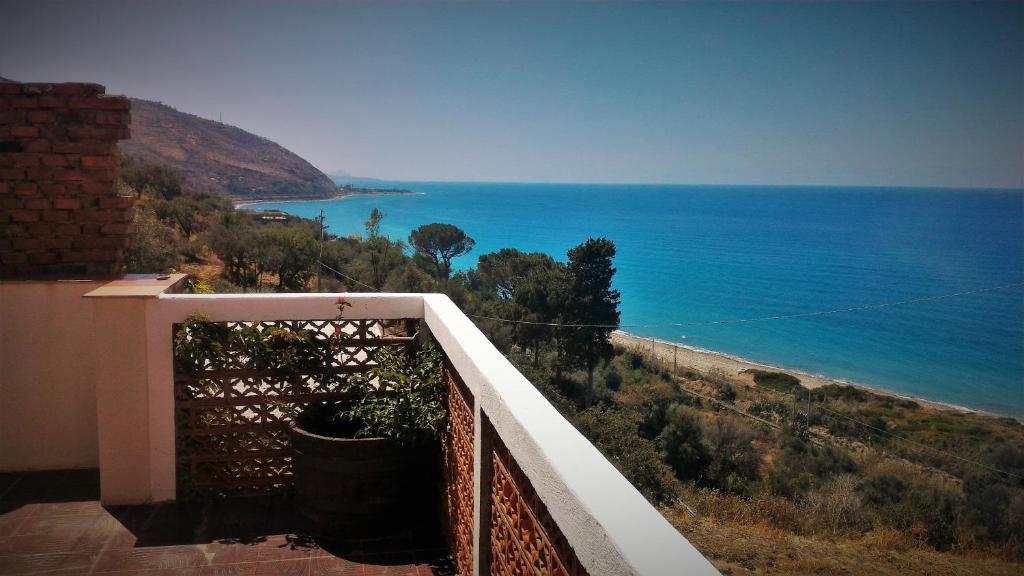 サント・ステーファノ・ディ・カマストラにあるCasa Vacanze U Pignuの海の景色を望むバルコニー