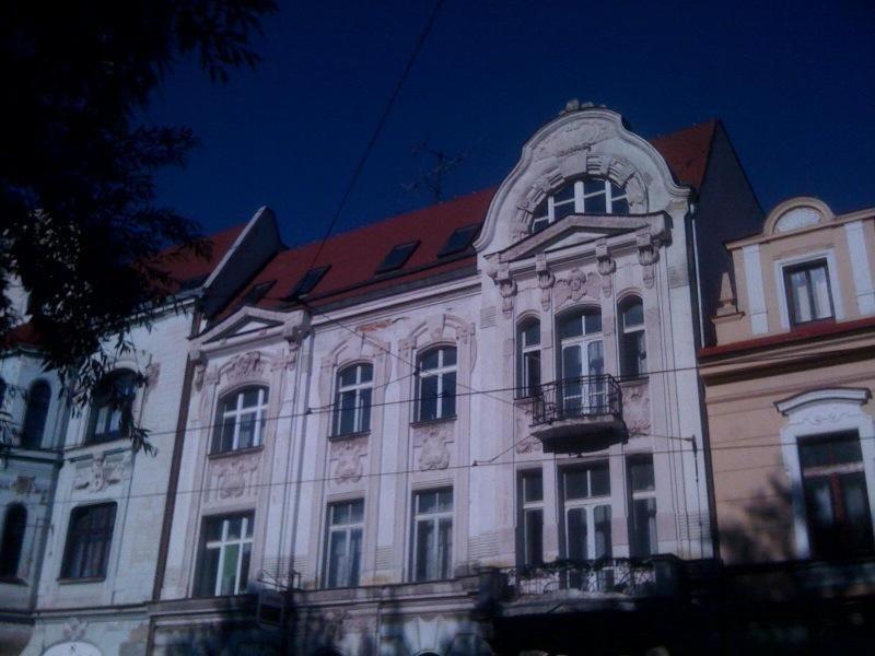 een groot wit gebouw met een rood dak bij Hotel Line in Litvínov