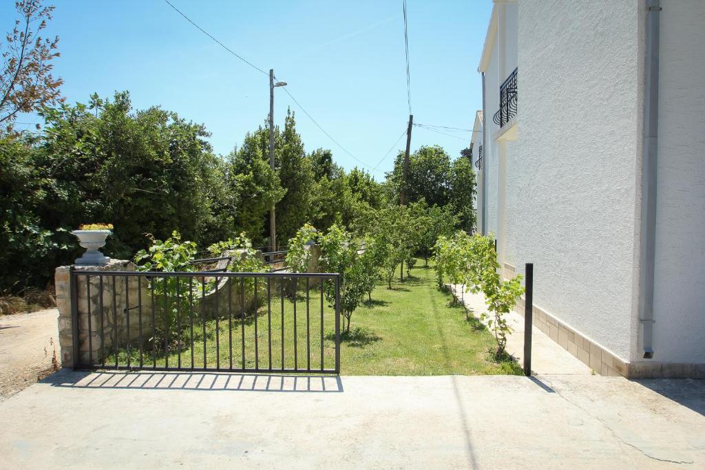 Zahrada ubytování Apartmani Ivana 2