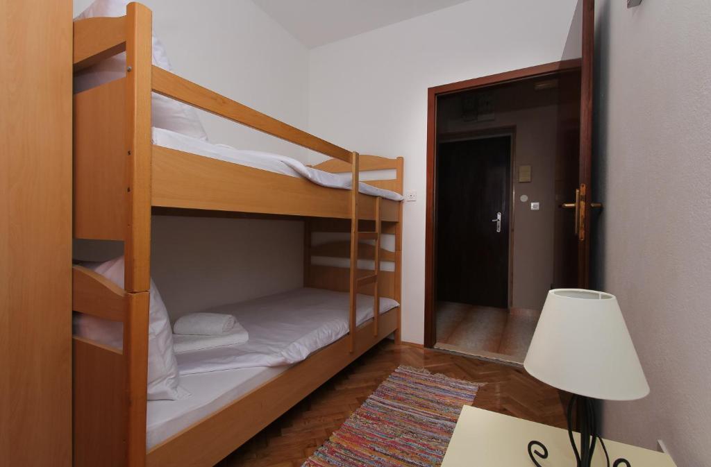 Postel nebo postele na pokoji v ubytování Apartmani Ivana 2