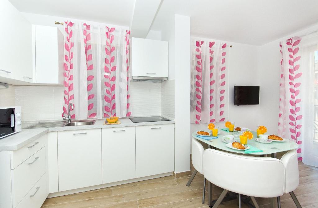 Kuchyňa alebo kuchynka v ubytovaní Apartments Keli
