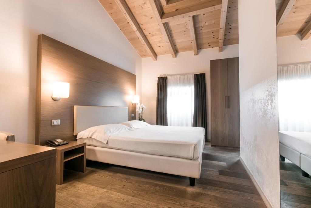 Postel nebo postele na pokoji v ubytování Hotel Operà