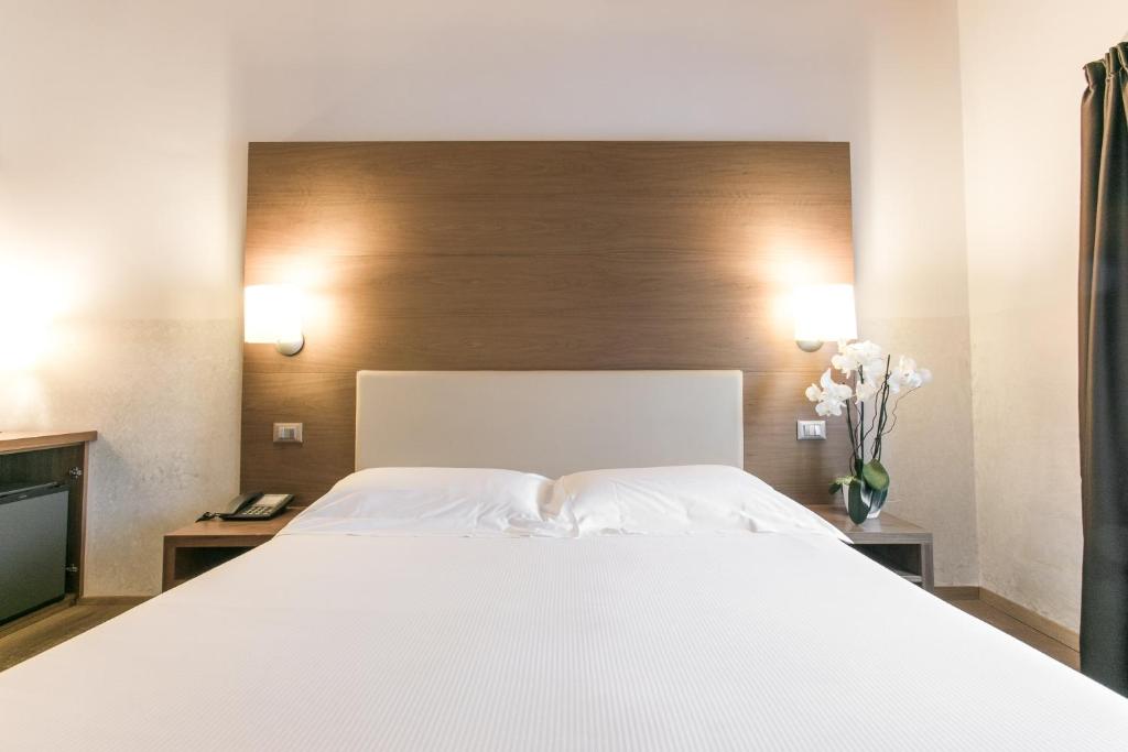 Postel nebo postele na pokoji v ubytování Hotel Operà