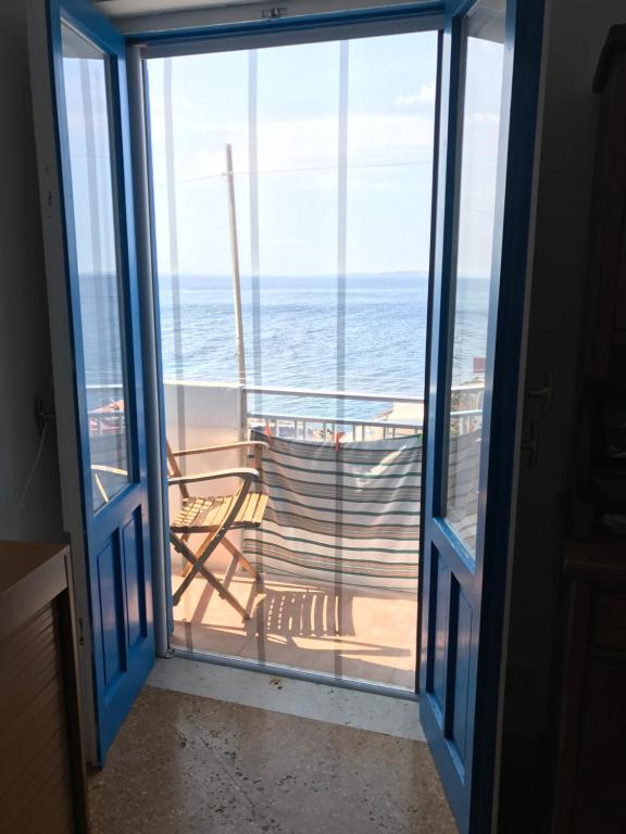 uma vista para o oceano a partir da porta de um navio de cruzeiro em Casa vacanze levanzo em Levanzo
