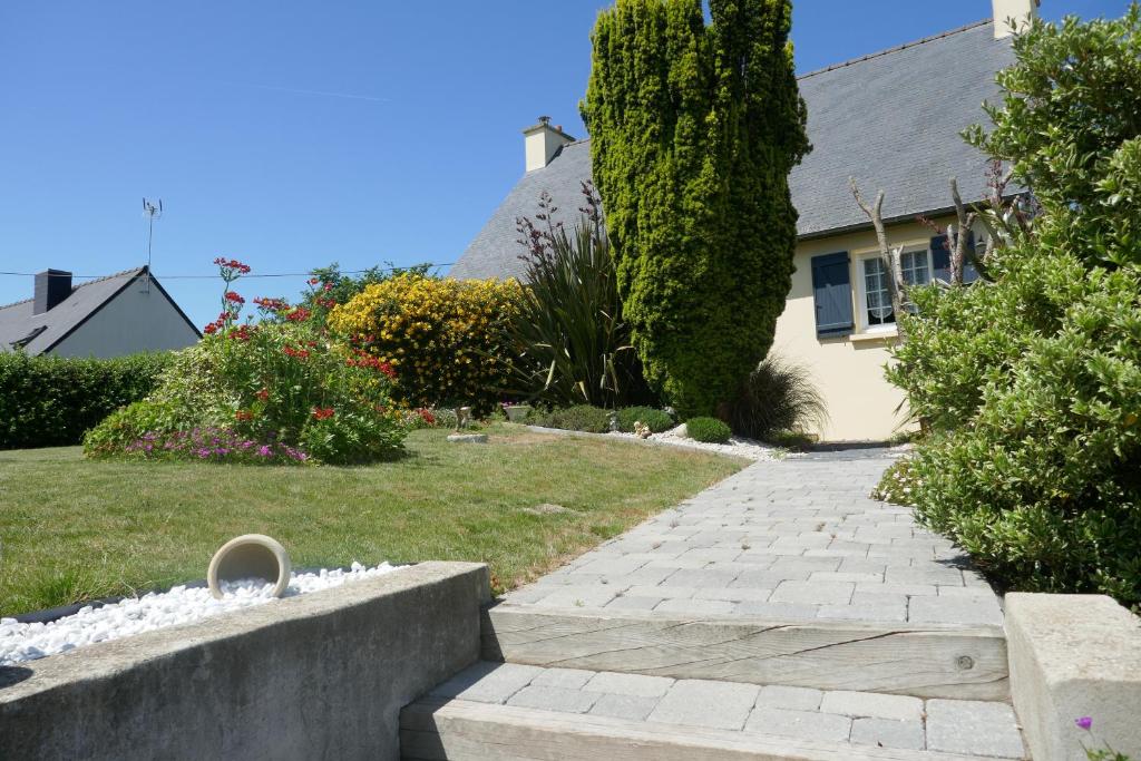 una casa con una fontana di fronte a un cortile di Le Logis Des Grenouilles B&B a Morieux