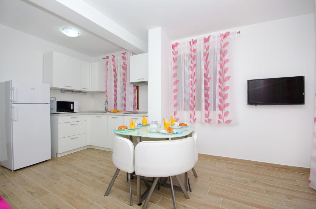 Kuchyňa alebo kuchynka v ubytovaní Apartments Keli