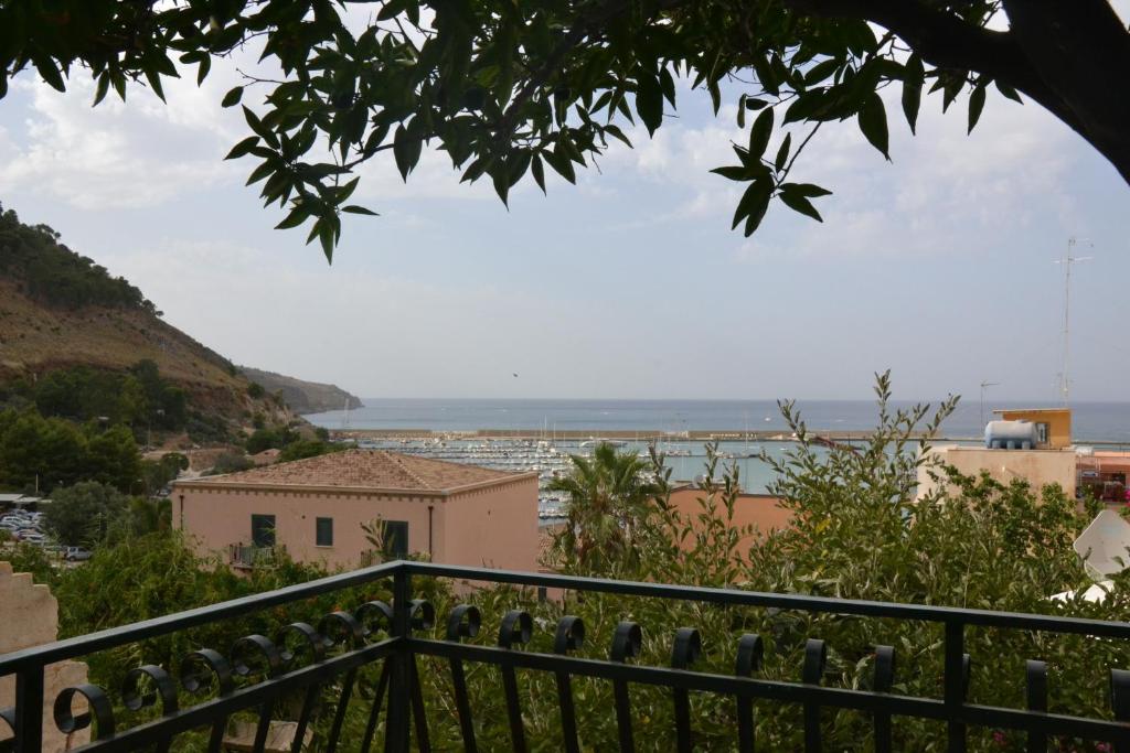 カステッランマーレ・デル・ゴルフォにあるAura Marisのバルコニーから海の景色を望めます。