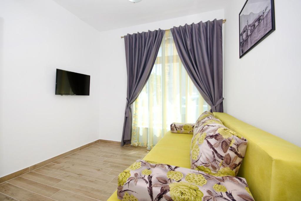 Televízia a/alebo spoločenská miestnosť v ubytovaní Apartments Keli