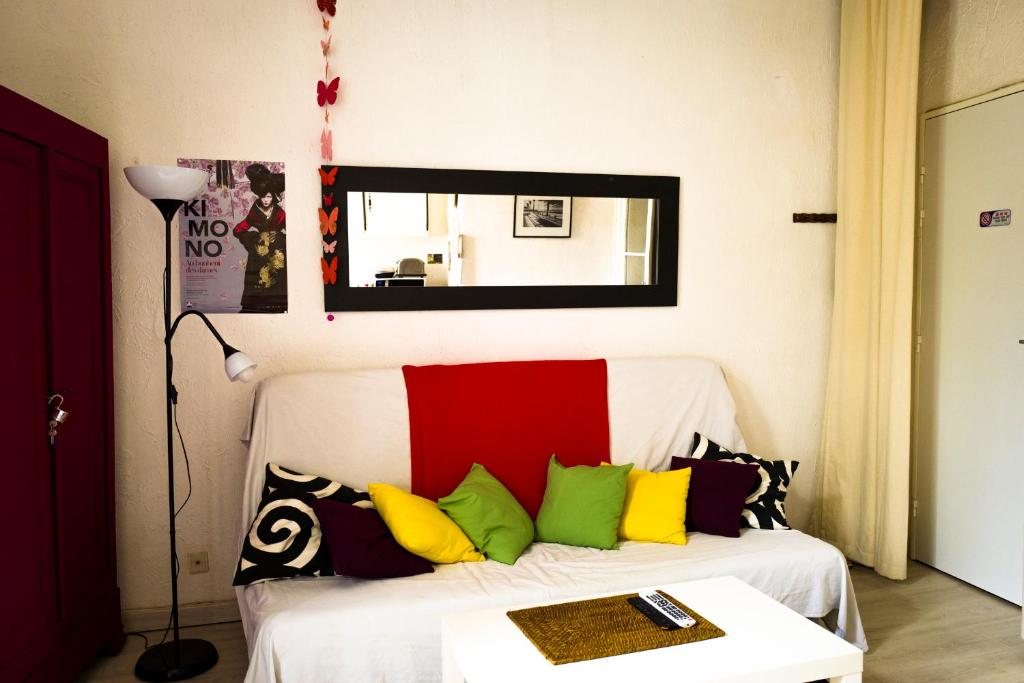 ラ・シオタにあるHome Sweet Homeのベッドルーム(白いベッド、カラフルな枕付)