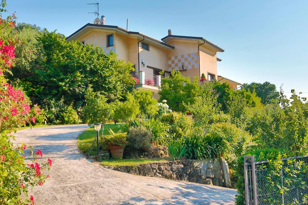 uma casa ao lado de uma colina com flores em Casa Anna a Pietrasanta in Toscana em Pietrasanta