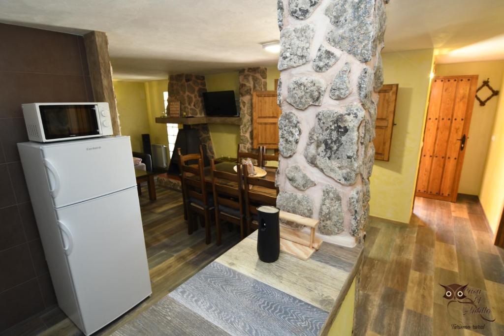 A kitchen or kitchenette at Casa el Autillo l