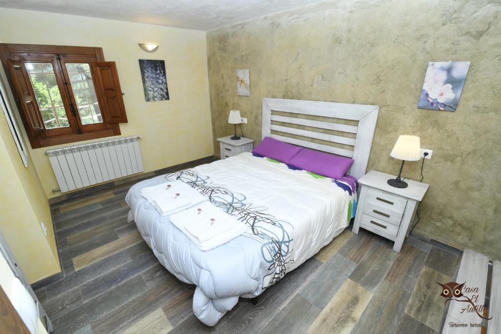 A bed or beds in a room at Casa el Autillo l