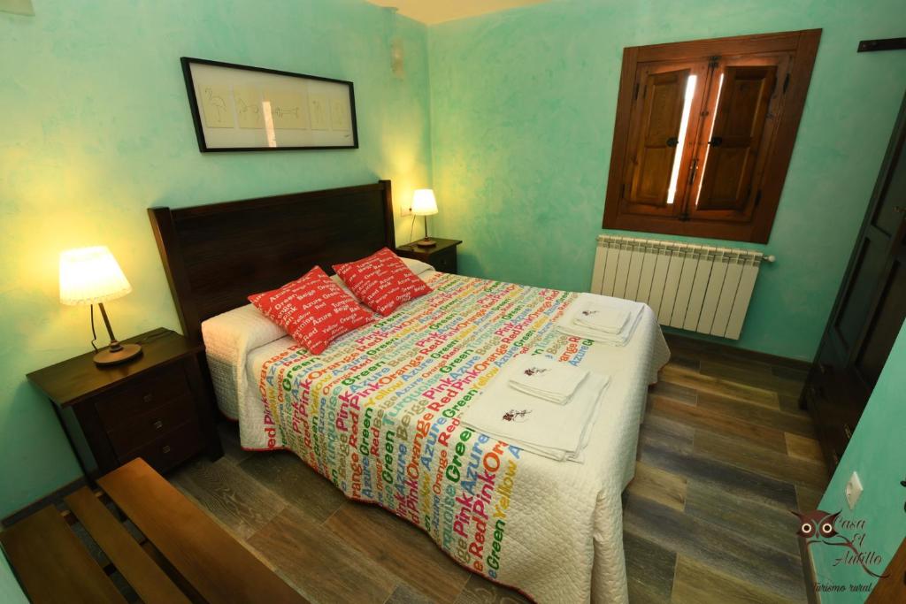 A bed or beds in a room at Casa el Autillo l