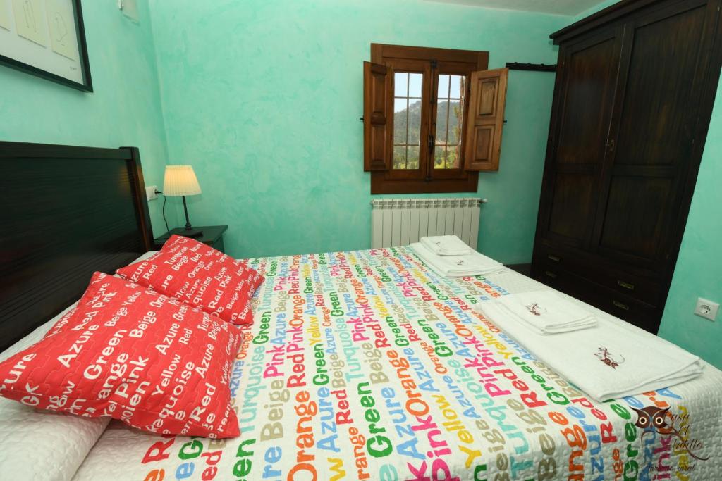A bed or beds in a room at Casa el Autillo l